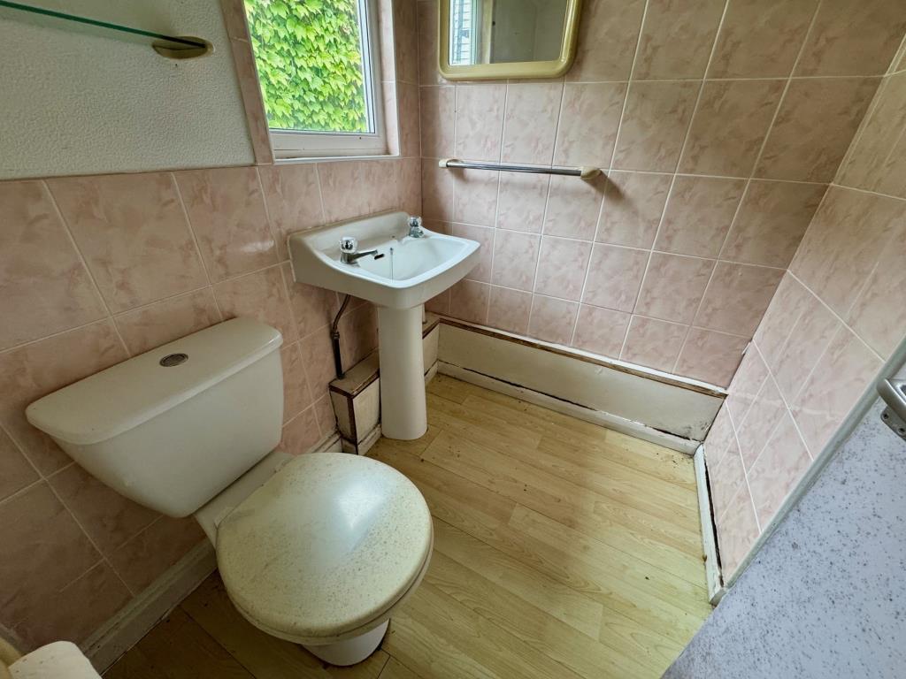 Lot: 130 - END-TERRACE PERIOD COTTAGE - Ground floor cloakroom/WC